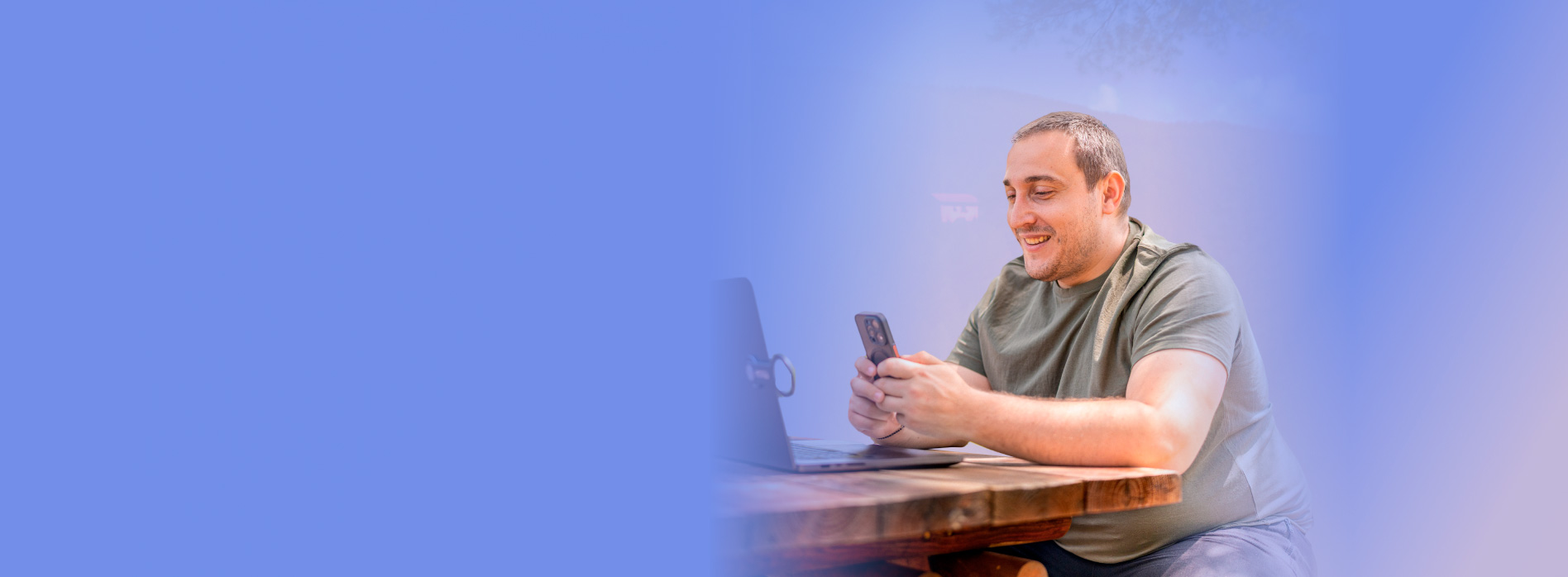 Hombre mirando al movil