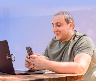 Hombre mirando un movil